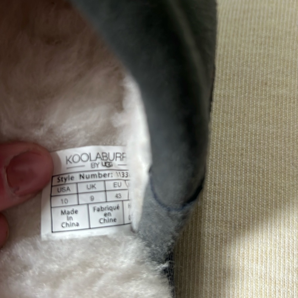 UGGS - Picture 4 of 4